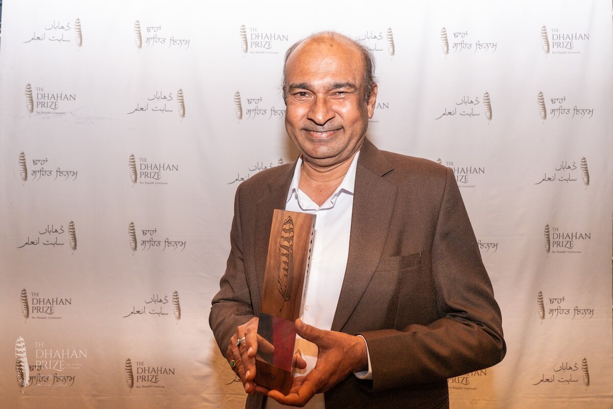 Balijit, 2023 Dhahan Prize Finalist with his hand-crafted trophy