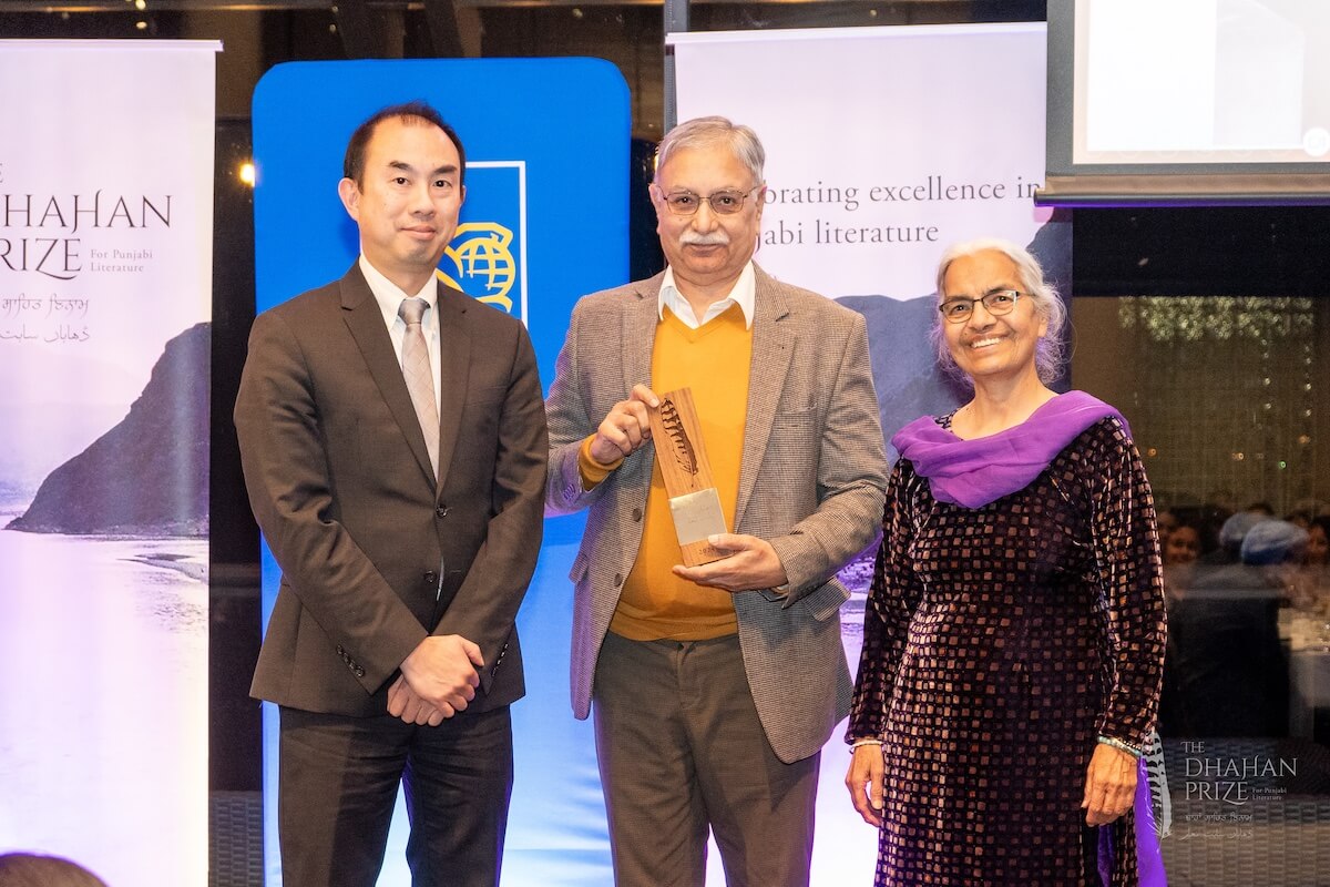 Dr Saif Khalid receiving trophy on behalf of Shahzad Aslam - 2024 Dhahan Prize Finalist